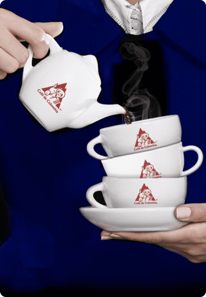 mujer sirviendo café